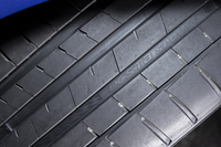 溝の底にはチェッカードフラッグのパターンとともに「ECSTA SPORT S」のロゴがあしらわれる。性能の強化だけでなく遊び心も忘れない。