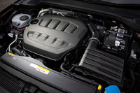 「GTI」に搭載される2リッターガソリンターボエンジン。最高出力245PS、最大トルク370N・mというアウトプットは、先代における「GTIパフォーマンス」のそれと同等である。