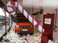 シエナ市内にあるルノー販売店で2020年12月に撮影。ダミーのナンバープレートまで「楽しいフェスタを」に替えられている。