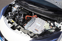 1.2リッター直3 DOHC 12バルブエンジンで発電し、バッテリーを介してモーターを駆動するシリーズハイブリッドを採用。モーターの最高出力は136psとなる。