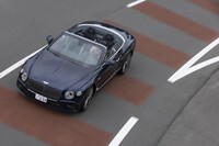 後輪操舵に加えて、リアアクスルには電子制御式のリミテッドスリップデフも搭載。小さなコーナーでもクルリと軽快に旋回できる。