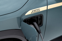 「BMW XM」のバッテリー容量は29.5kWh。満充電の状態から約90kmのEV走行が可能となっている。