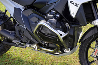 排気量1300ccの水平対向2気筒エンジン。BMW独自の可変バルブタイミング機構「シフトカム」を備え、145PSの最高出力と149N・mの最大トルクを発生する。