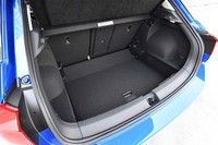「TロックTSIスタイル デザインパッケージ」のバックドアは電動開閉も可能。荷室のフロアレベルは2段階に調節できる（写真は底面を下げた状態）。