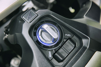 ライダーのすぐ目の前にレイアウトされるダイヤル式のメインスイッチ。手前には、シートやフューエルリッドのロック解除ボタンが並ぶ。