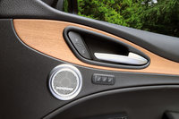 ドアを飾る装飾パネルと、harman/kardon製サウンドシステムのスピーカー。装飾パネルはウォールナットウッドとグレイオークウッドの2種類で、内装色に応じて使い分けられている。