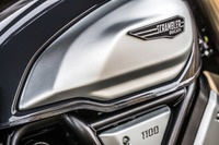 フューエルタンク左右のアルミニウム製サイドパネルは脱着式で、オーナーの好みに応じて“着せ替え”が可能となっている。