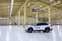 「TTCH」内に設けられた冬用タイヤの氷上旋回性能をテストする屋内氷盤旋回試験場。氷盤面積は1960平方メートルで、旋回半径10～22ｍまでの試験が可能とされる。