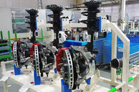 新型「シビック タイプR」のフロントサスペンション。転舵軸をホイールの内側に押し込む「デュアルアクシスストラット」を採用する都合上、どうしても標準車よりフロントのトレッドが広がることとなる。