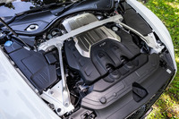 4リッターV8ツインターボエンジンは最高出力550PS/5750-6000rpm、最大トルク770N・m/2000-4500rpmを発生。低負荷時に4気筒を休止させ、燃料消費を削減するシリンダー休止システムを搭載している。