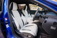 モーターとニューマチック（空気式）システムを併用し、シート全体で調整を行う、28wey調整式フロントパワーシートを採用。なお、今回試乗した“エグゼクティブ”と“Fスポーツ”には標準で装備される。
	 
	