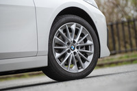 タイヤサイズは205/55R16が標準だが、試乗車にはオプションの17インチホイールと225/45R17サイズのタイヤが装備されていた。