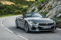 現行型「BMW Z4」（と「トヨタGRスープラ」）は、とにかくハンドリングをよくしたかった様子。Z4発表時の報道資料には「ホイールベースは26mm短い2470mmになり、またトレッド幅はフロントが1609mm（+98mm）、リヤが1616mm（+57mm）と著しく広くなり、俊敏性が向上しています」（原文ママ）とある。