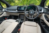 「218i Mスポーツ」のインテリア。大型スクリーンが2枚並ぶという意味では「B180」と同じだが、センタースクリーンがグイッとドライバー側に向けられているのがBMWらしいところだ。