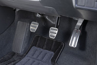 ペダルはすべてステンレス製で、レイアウトはご覧のとおり。クラッチのミートポイントが分かりやすい。