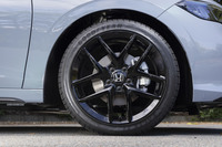 切削加工なしのベルリナブラックのアルミホイールが「RS」の証し。フロントはブレーキディスクが大型化されている。