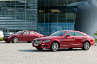 初代「CLS」のプロトタイプともいうべき「ビジョンCLS」（奥）と、2代目「CLS」（手前）。