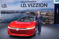 ヘルベルト・ディース氏とフォルクスワーゲンの新しいコンセプトカー「I.D. VIZZION」。