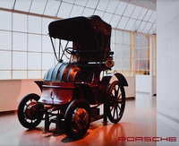 会場では、1900年のパリ万国博覧会に出展された「ローナー・ポルシェ」（写真）が、ポルシェ製EVの元祖として紹介された。