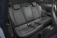 「RS 5クーペ」の後席は2人乗り。ファインナッパレザーのシート表皮は、前席と同じく特徴的なダイヤモンドステッチ仕上げになっている。試乗車ではオプションのリアシートヒーター（前席は標準装備）が選択されていた。