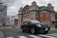 大阪・中之島の大阪市中央公会堂を背景に。