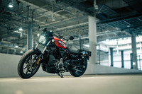 カラーリングは「ビビッドブラック」「ガンシップグレー」「レッドラインレッド」（写真）の3種類。グレーとレッドはブラックの3万0800円高となる。