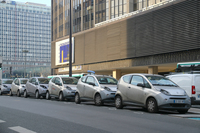 パリ・モンパルナス駅近くのステーションに並ぶオトリブ用EV「ブルーカー」。2016年12月撮影。