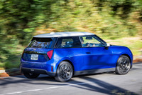 「MINIクーパー3ドアSE」の回生ブレーキは、Dレンジで「低」「中」「強」の3段階と、先行車両との距離などに応じて自動的に強さを調節する「アダプティブエネルギー回生」が選択できる。