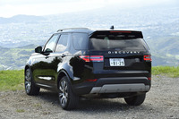 試乗車のボディーカラーは「サントリーニブラック」。オプションの21インチホイールを履いている。