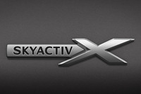 「eスカイアクティブX」搭載車のフロントフェンダーに貼られるバッジ。