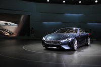 「コンコルソ・デレガンツァ・ヴィラ・デステ2017」で世界初公開された「BMWコンセプト8シリーズ」。この展示を支えていたのも、ブマット社のターンテーブルだった。