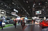 ロサンゼルスモーターショーの会場の様子。地元や海外の主要メーカーに加え、EVを手がける新興メーカーなど、さまざまなメーカーがブースを構えている。