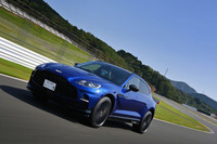 「アストンマーティンDBX707」は「DBX」の高性能バージョンとして2022年2月にデビュー。車名の「707」はエンジンの最高出力を表しており、メルセデスAMGから供給される4リッターV8ツインターボエンジンを搭載している。