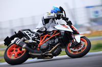 「1290スーパーデュークR」と兄弟モデルの「1290スーパーデュークGT」には、KTMのロードモデルでは珍しい片持ち式のリアスイングアームが用いられており、外観上の特徴となっている。