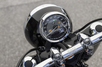 メーターはクラシックな単眼式で、エンジン回転数などの情報はモノクロのディスプレイに表示。下部に描かれた「BERLIN BUILT」の文字が、出自を主張している。