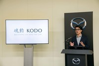 「マツダ3」の土田康剛チーフデザイナー。「ファストバック」と「セダン」のつくり分けについて、「同じDNAを持ちながらも、それぞれの個性が際立っている双子」であると語った。