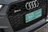 立体感のあるハニカムグリル。ブラックのカラーリングやボトム部の「quattro」ロゴとあわせて、「RS 3」ならではの個性を主張する。