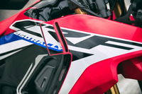 ラリーマシンのレプリカモデルというコンセプトのもとに開発された「CRF250ラリー」。「エクストリームレッド」と呼ばれるカラーリングも、ダカールラリーの競技車両に施されるワークスカラーを模したものだ。