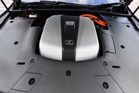 2019年10月の仕様変更を機に、ハイブリッドモデル「LS500h」のパワーユニットは、加速時のモーターアシストを増大。駆動力をアップし静粛性を高めるべくアクセル特性も変更された。