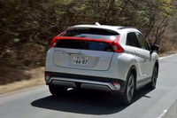 シャシーの基本構造は「アウトランダー」や「RVR」と同じくするが、フロントに3点式ストラットタワーバーを採用したり、リアまわりに構造用接着剤を採用したりと、ボディー剛性の強化が図られている。