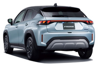 リアウィンドウが大きく傾斜した、クーペライクなフォルムが特徴。