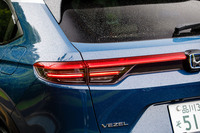 テールランプがフルLED化されたのも新しい。グラフィックは上下2段タイプに変わった。