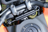 「スペシャル」に装備されるステアリングダンパー。ハンドルの振動を抑え、操縦安定性を向上させる。