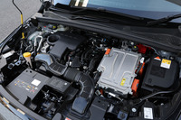 「フルハイブリッドE-TECH」のパワーユニット。最高出力94PS、最大トルク148N・mの1.6リッター直4自然吸気ガソリンエンジンに同49PS、同205N・mの電動モーターと容量1.2kWh（250V）の駆動用バッテリーを組み合わせる。