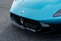 前任の「MC20」からエアインテークまわりのデザインが変わっており、開口部がサイドまで大きく広がった。