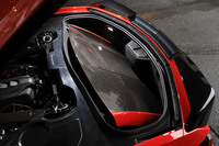 歴代モデルと同じく、C8のルーフは「クーペ」でも脱着可能で、リアトランクにしまうことができる。写真は「3LT」のカーボン製ルーフ。