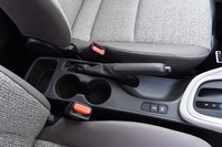 パーキングブレーキは、パワーユニットの種類やグレードを問わず、コンベンショナルなレバー式のみとなる。