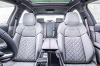 「S8」では左右どちらのハンドル位置も選択できる。内装色は試乗車で選択されていた「メトロポリスグレー」を含め、全7色の設定。