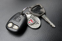 地味に壊れやすいバイパーの部品（？）といえば、カギ。それもリモコンの方ではなくて、差す方だ。けっこう脆（もろ）いプラスチック製で、手荒に扱っていると“持ち手”の部分が折れてしまうのだ。わがバイパーの品にも、すでに複数回の修復の跡が……。