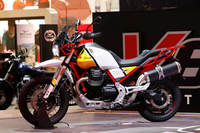 モト・グッツィは、昨年（2017年）発表したアドベンチャーモデルコンセプトの市販版「V85TT」をINTERMOTで発表。EICMAにも展示し、好評を得た。エンジンは既存の「V9」系から発展させた850cc縦置きV型2気筒。専用開発のフレームにストロークの長い前後サスペンションを採用し、オフロードにおける走破性向上を目指している。
